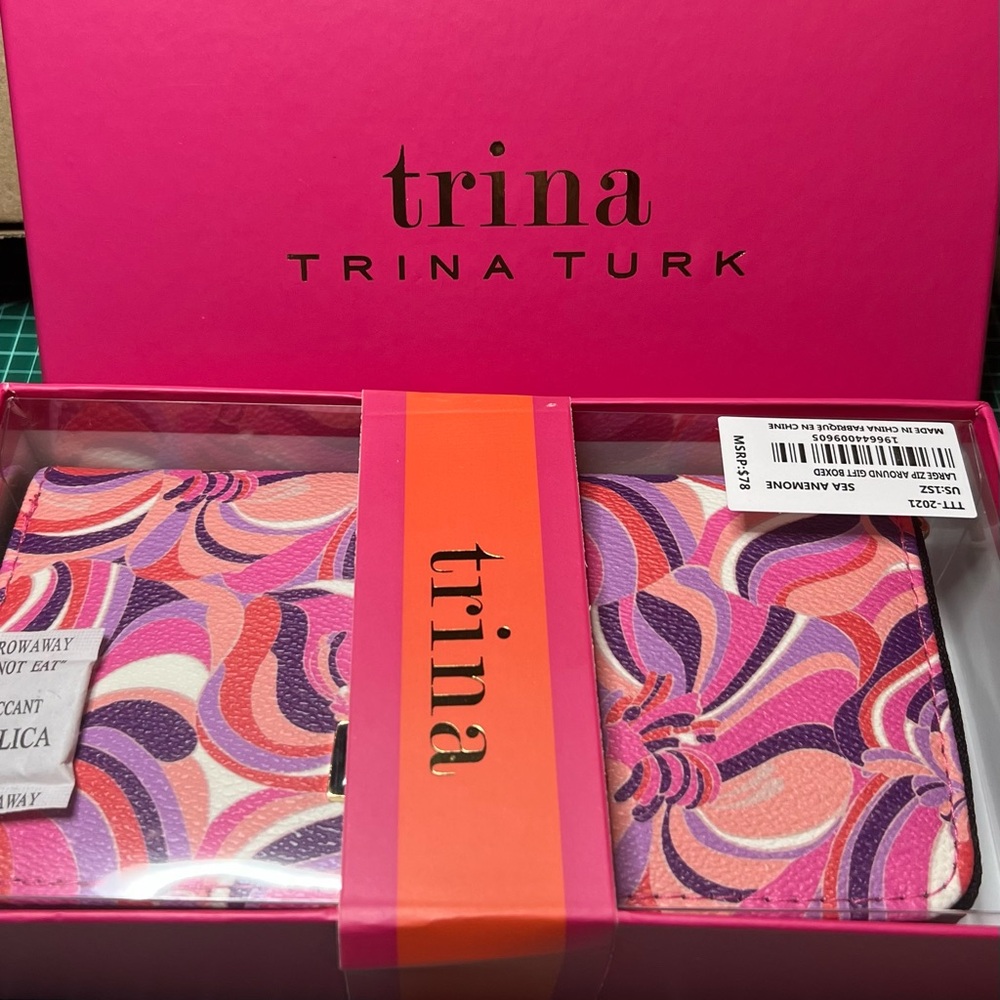 ❤️Trina Turk Wallet/ Wristlet NWT
Anemone Swirl Pattern Wallet in Pink &Purple